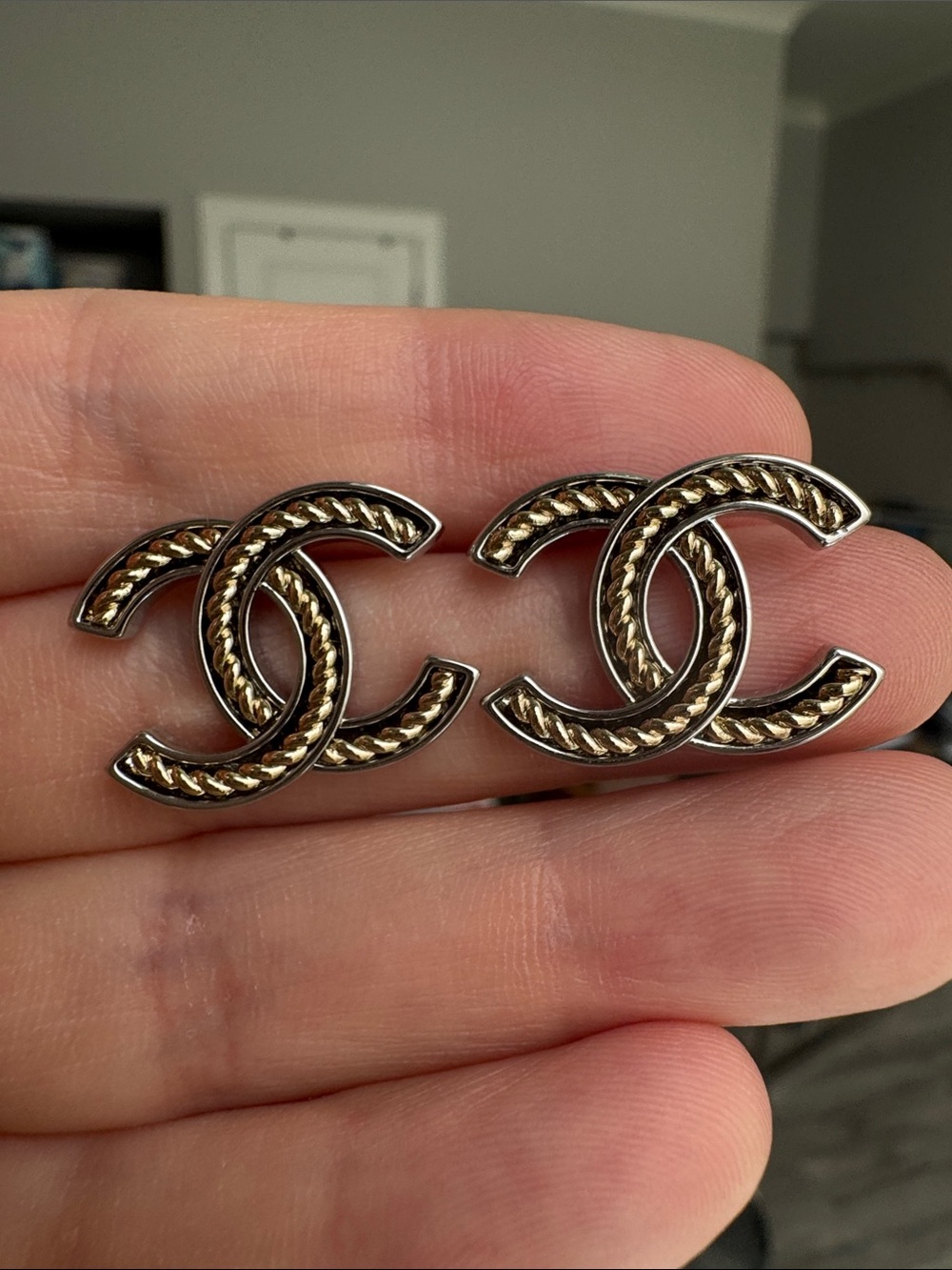 CC Style Rope Detail Mixed Metal Logo Stud Earrings Silver & Beige Gold